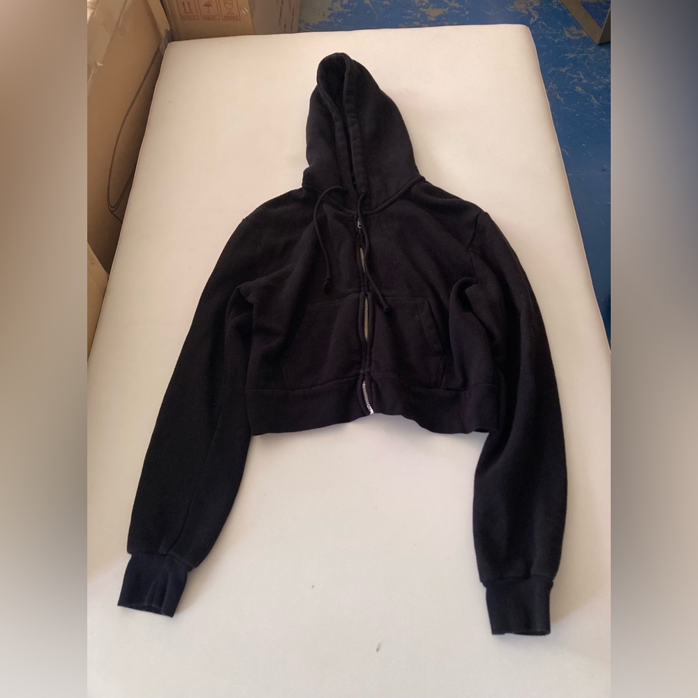 Black crop top kip-up
